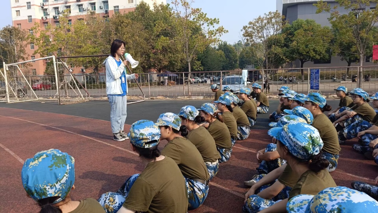 说明: 一群人在公园里描述已自动生成